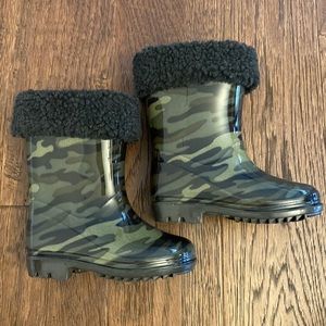 Carter’s boy sherpa lined rain boots size 5